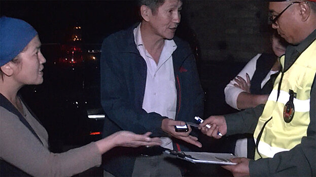Женщина без документов и споры с УПМ — кадры ночного рейда в Бишкеке