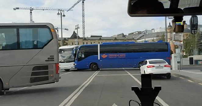 В центре Москвы столкнулись автобусы с туристами