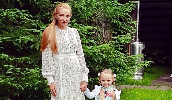 «Песковские барышни»: Татьяна Навка и ее 3-летняя дочка позируют в старомодных платьях
