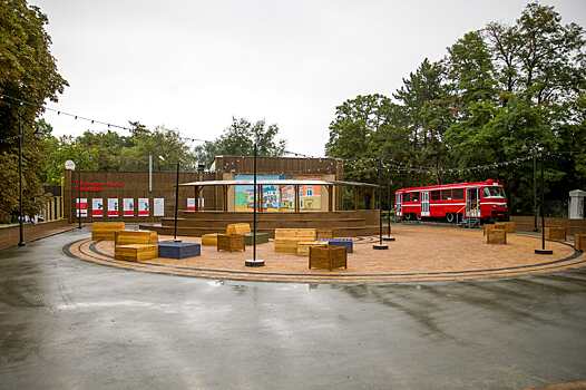 Губернатор Дона посетил благоустроенную танцплощадку в таганрогском парке Горького