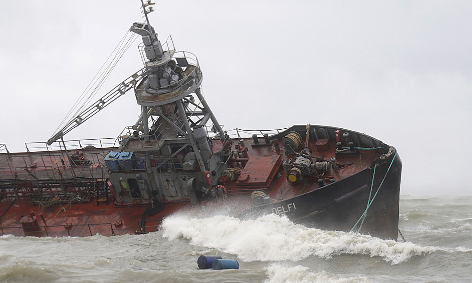 Как сообщает РИА Новости, судно под флагом Молдавии сорвало с якоря и отнесло в сторону Одессы из-за сильного шторма. 