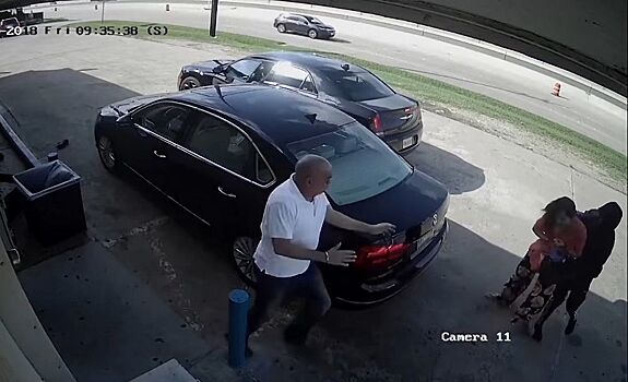 Два амбала против хрупкой женщины: как грабители вырывали у дамы сумочку – видео