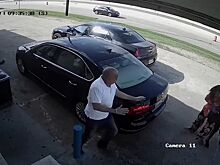 Два амбала против хрупкой женщины: как грабители вырывали у дамы сумочку – видео