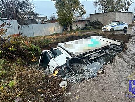 В Самаре мусоровоз провалился в выгребную яму