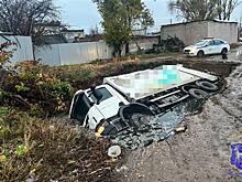 В Самаре мусоровоз провалился в выгребную яму