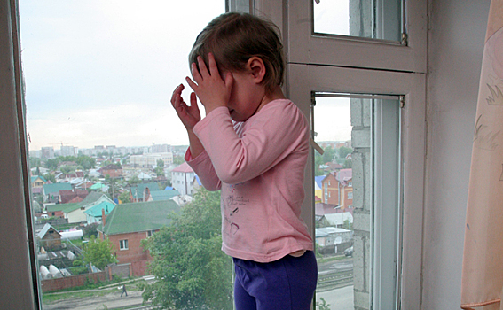 В Новосибирске проводится доследственная проверка по факту получения телесных повреждений малолетним ребенком при падении из окна