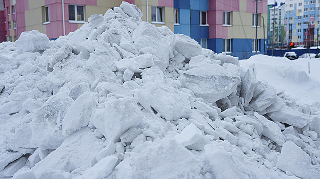 Свыше 340 спецмашин устраняют последствия снегопада в Свердловской области