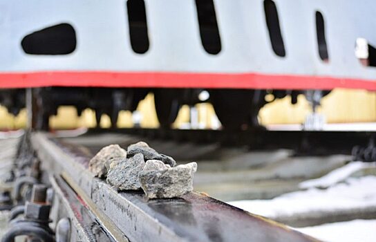 В Троицке грузовой поезд проехал по груде камней