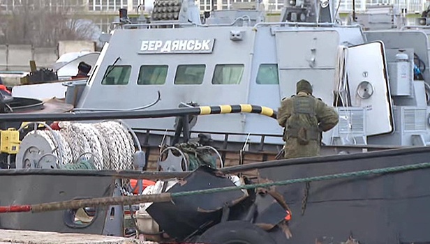 Украинских провокаторов ранило осколками обшивки их катера