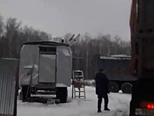 В Арбековский лес снова свозят снег КамАЗами