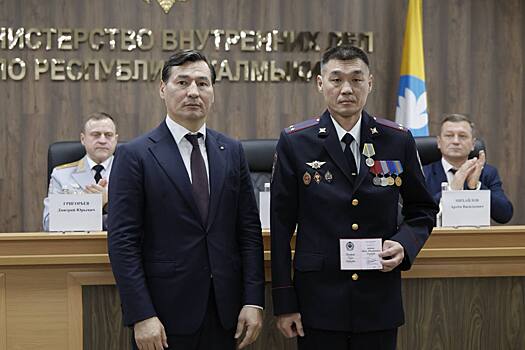 Глава Калмыкии Бату Хасиков вручил медаль имени Эрдни Деликова сотрудникам МВД