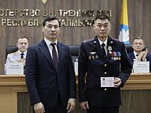 Глава Калмыкии Бату Хасиков вручил медаль имени Эрдни Деликова сотрудникам МВД