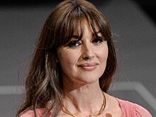 Фото Моники Беллуччи в одном пиджаке привело читателей в недоумение