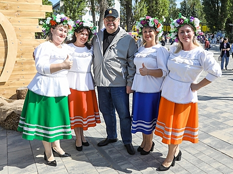 Губернатор посетил фестиваль садов и цветов в Заречном