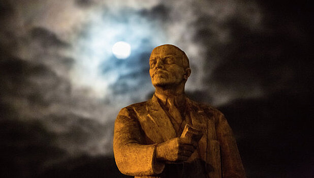 В Полтавской области снесли памятник Ленину
