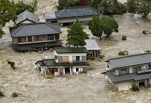 В затопленном городе в Японии ждут спасения около 200 человек