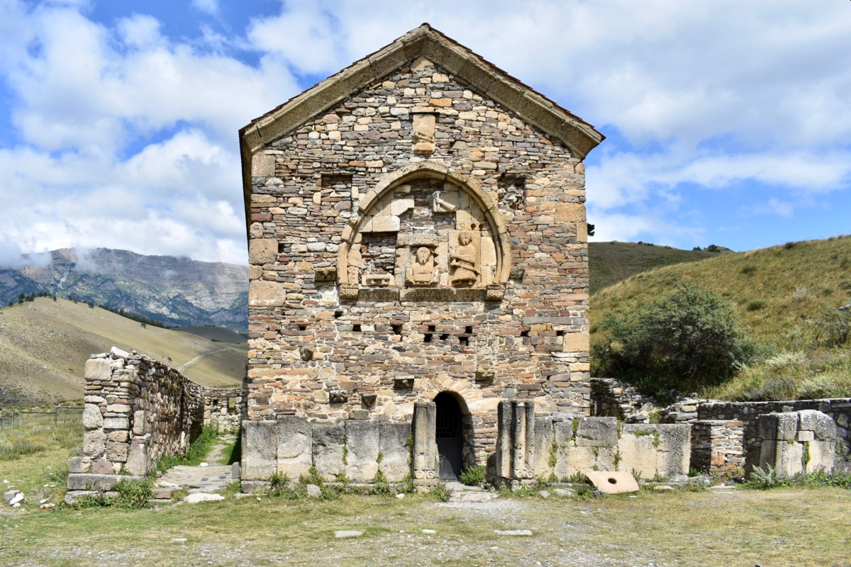 В горах Ингушетии нашли барельефные камни древнего храма