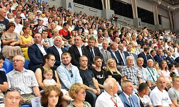 Министр спорта Олег Матыцин провел День физкультурника в Брянске и открыл Дворец единоборств