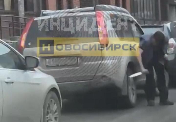В Новосибирске неизвестный мужчина с ножом порезал колёса нескольких авто