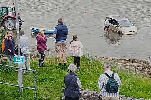 Прилив унес припаркованную машину британца в море