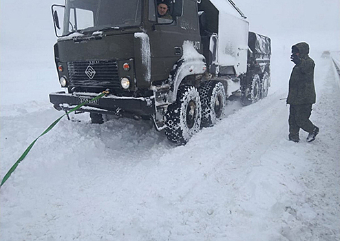 Военнослужащие Черноморского флота оказывают помощь населению в ликвидации последствий снегопада на Крымском полуострове