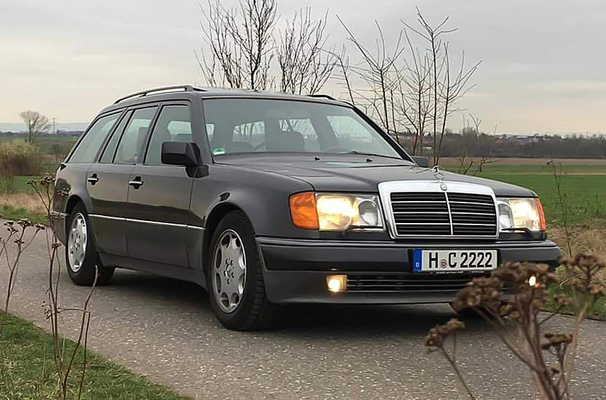 Mercedes-Benz 500 TE (S124). Покупателям Мерседесов Е-класса модели «124» предлагался широчайший выбор кузовов: кроме седана — универсал, двухдверное купе, кабриолет и даже шестидверный лимузин! Одна беда: флагманская модель 500 Е была доступна только в виде седана. Как известно, автомобиль с пятилитровым двигателем V8 модели М119 мощностью 326 лошадиных сил собирали на заводе Porsche в Цуффенхаузене, a его кузов отличался не только расширенными крыльями, но и изменёнными силовыми элементами передка.