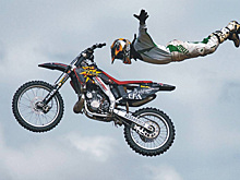 Под Екатеринбургом мотоциклист перепрыгнет через самолет