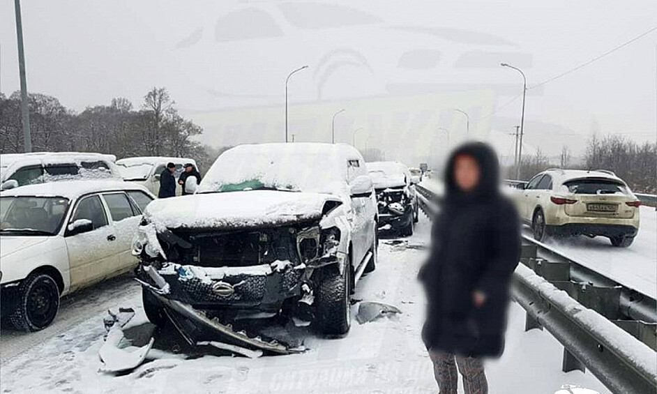 Видео с трассы Хабаровск — Владивосток — поселок Новый — Де-Фриз, на котором видно множество разбитых машин появилось в соцсетях.