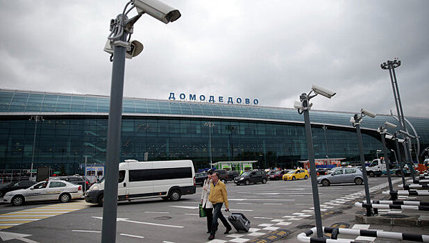 Пассажирский самолет приготовился к аварийной посадке в Домодедово