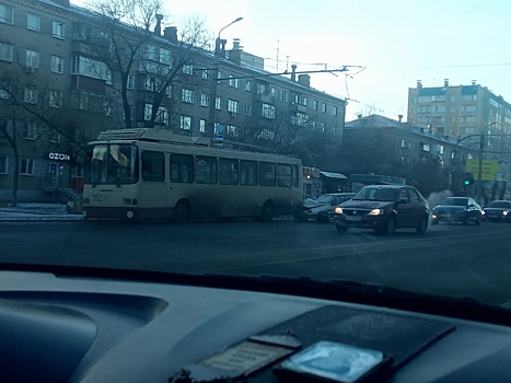 В Челябинске автомобилист на летней резине сбил водителя троллейбуса