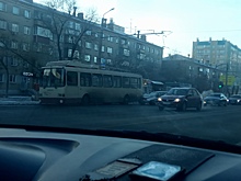 В Челябинске автомобилист на летней резине сбил водителя троллейбуса