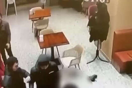 В Казахстане владелец кафе напал на посетительницу из-за пролитого чая