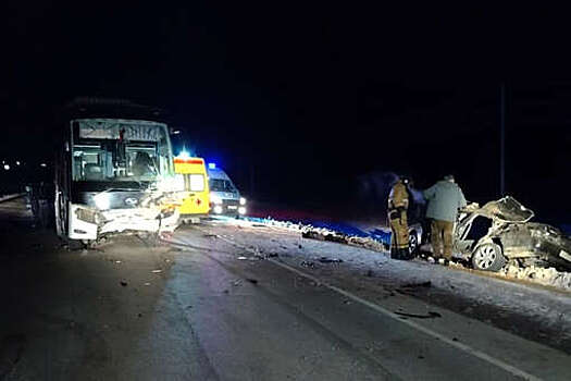 Под Новосибирском Toyota влетела в автобус с 14 пассажирами внутри