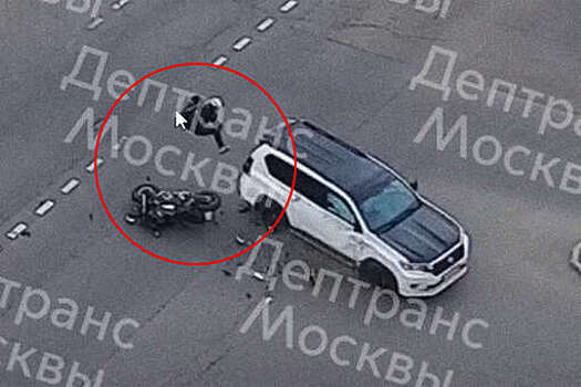 Мотоциклист на полном ходу врезался в джип в Москве