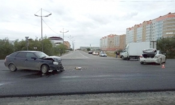 В Новом Уренгое в ДТП попали легковушки, мотоцикл и грузовик