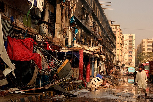 Число погибших при пожаре в пакистанском Карачи достигло 28