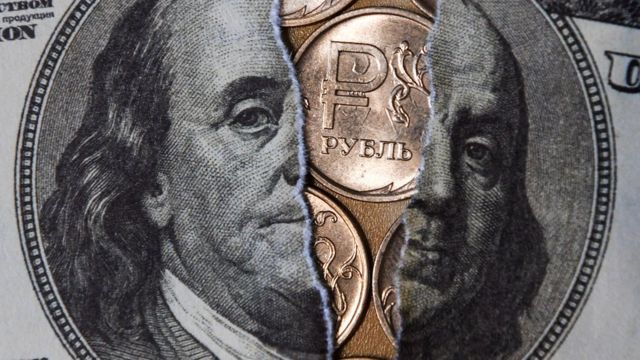 Рубль на открытии торгов 7 марта снижается к доллару и юаню