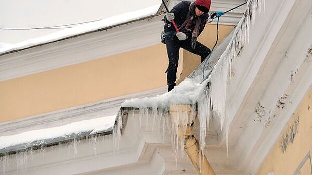 В российском городе на двухлетнего мальчика с крыши рухнула глыба льда