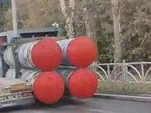 В Екатеринбурге контейнеры для системы ПВО упали с грузовика на дорогу