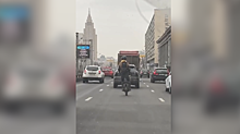В Москве пилот моноколеса станцевал на Ленинградском шоссе и попал на видео