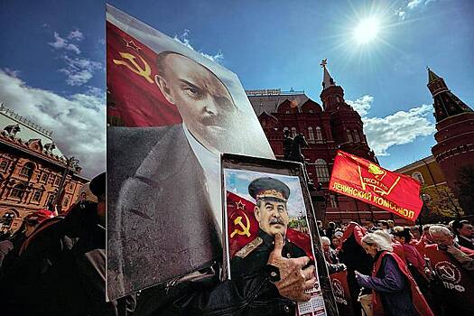 Памятник Сталину установили на детской площадке в российском городе