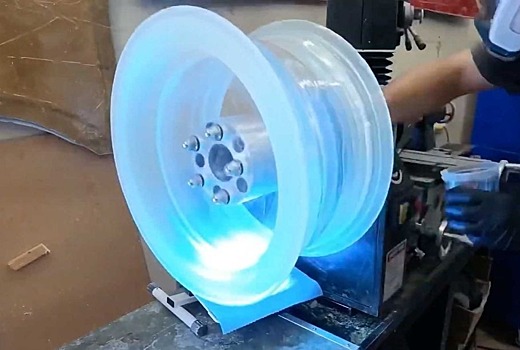 Посмотрите на прозрачный колесный диск с подсветкой
