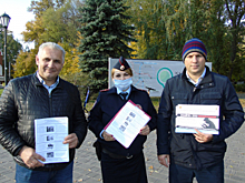 В Липецке полицейские и общественники вручили жителям города профилактические памятки