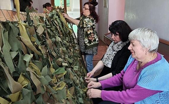 В Курске активисты аграрного университета изготавливают маскировку для участников СВО