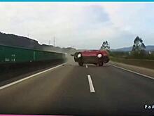 Кувыркающаяся легковушка вылетела со «встречки» и попала на видео в Китае