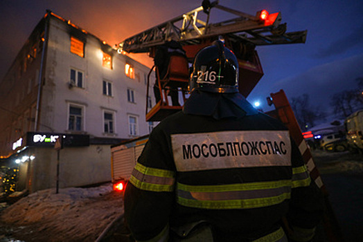 Жильцы дома в Орехово‑Зуеве обследуют квартиры в поисках личных вещей после пожара