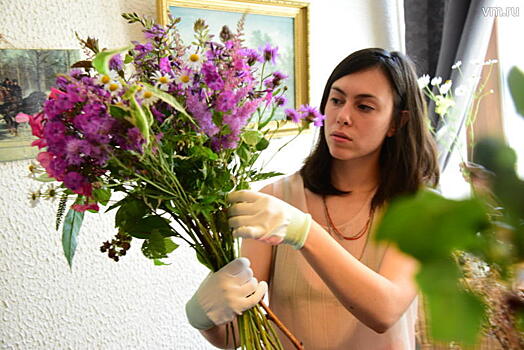 Букет цветов на День учителя будет стоить 500 рублей. И как вам?
