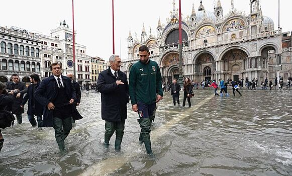 Сборная Италии поддержала Венецию после наводнения