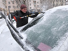 Как удалить наледь с лобового стекла без вреда для авто
