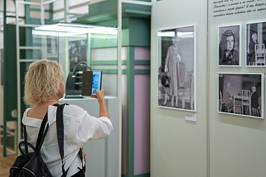 Актриса Дарья Юрская открыла выставку о Наталье Теняковой